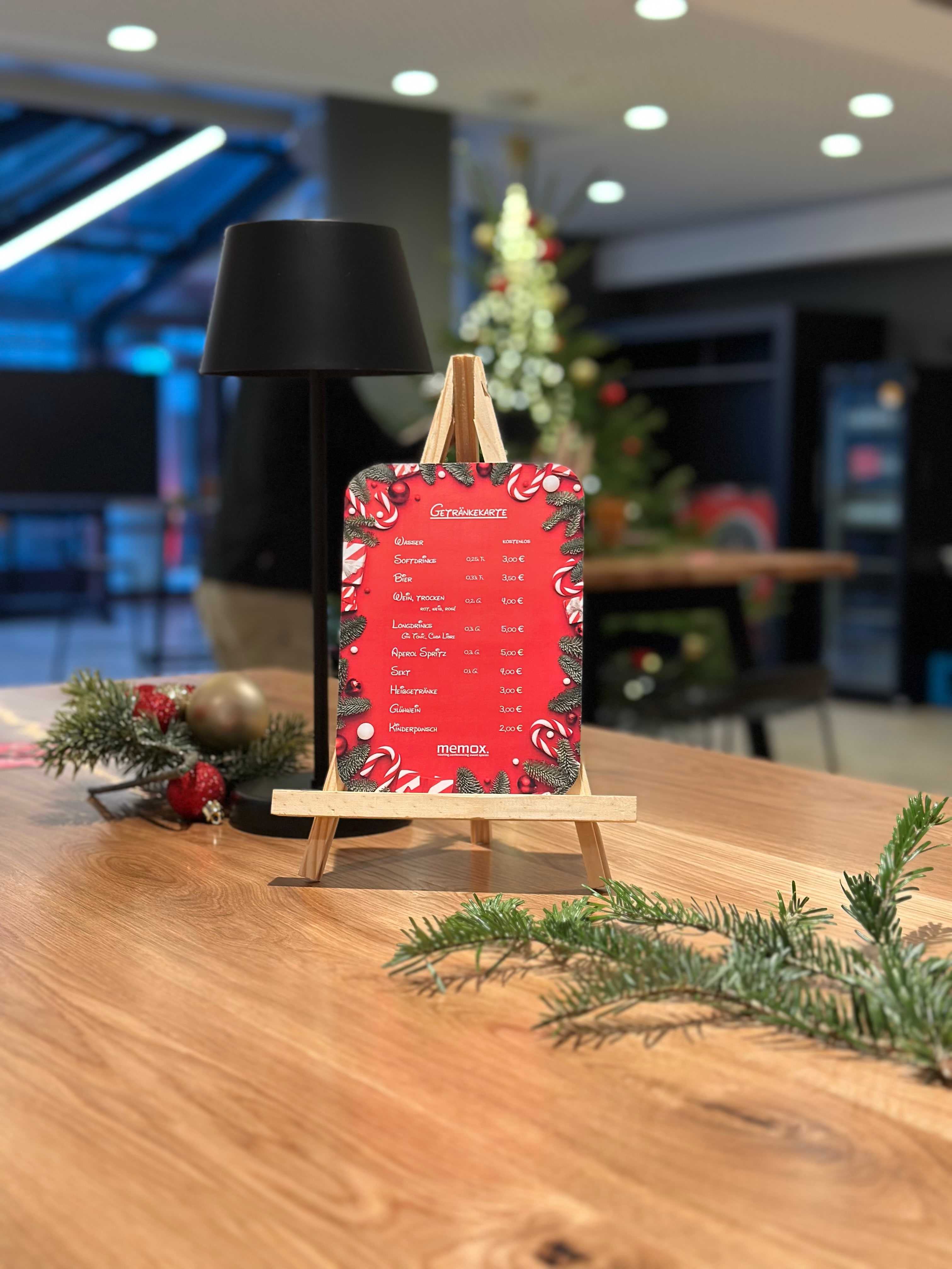 Weihnachtlich dekorierter Veranstaltungsraum mit Gästen