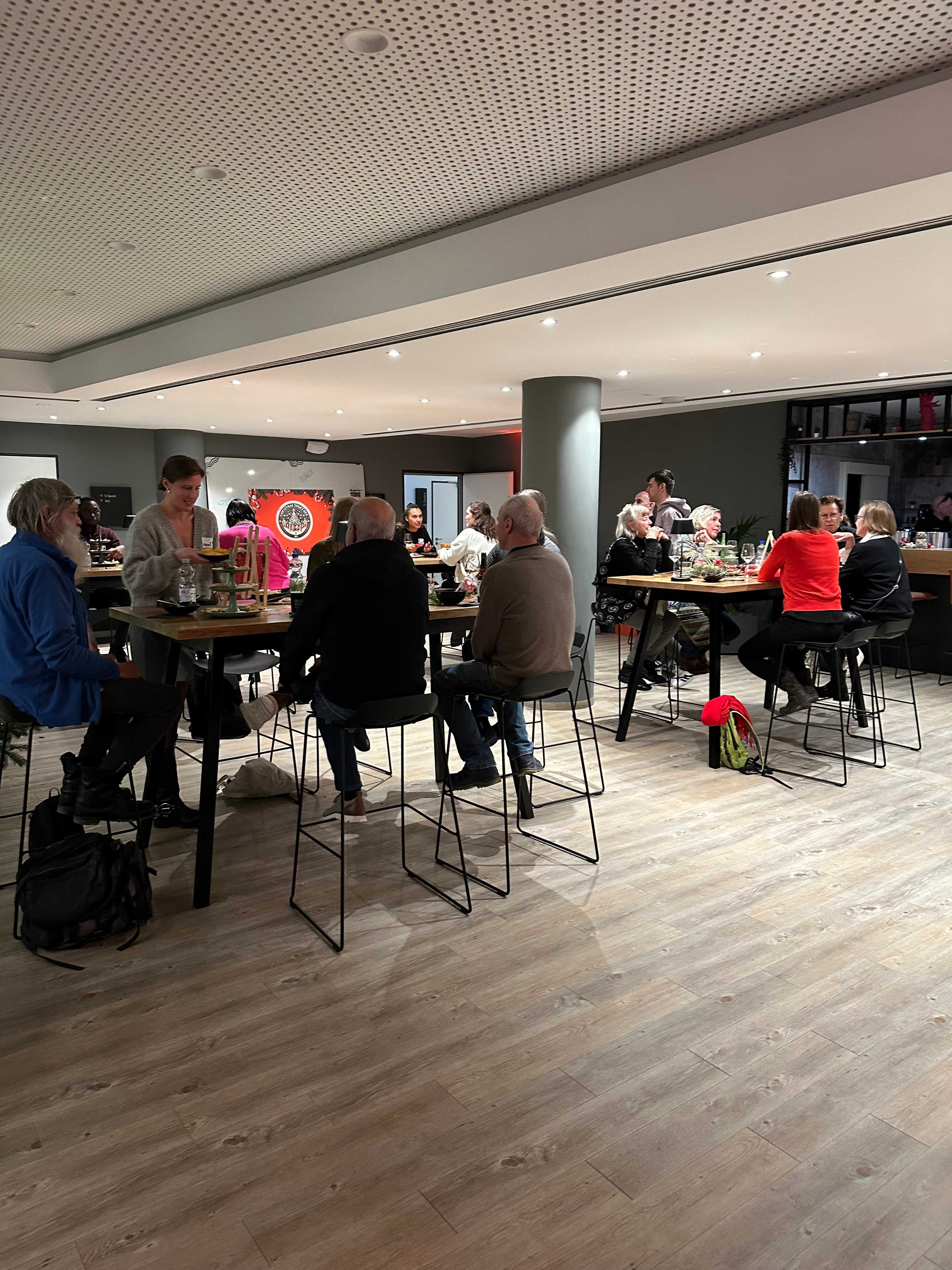 Gemeinsames Feiern am Abend von Christmas Together 2024