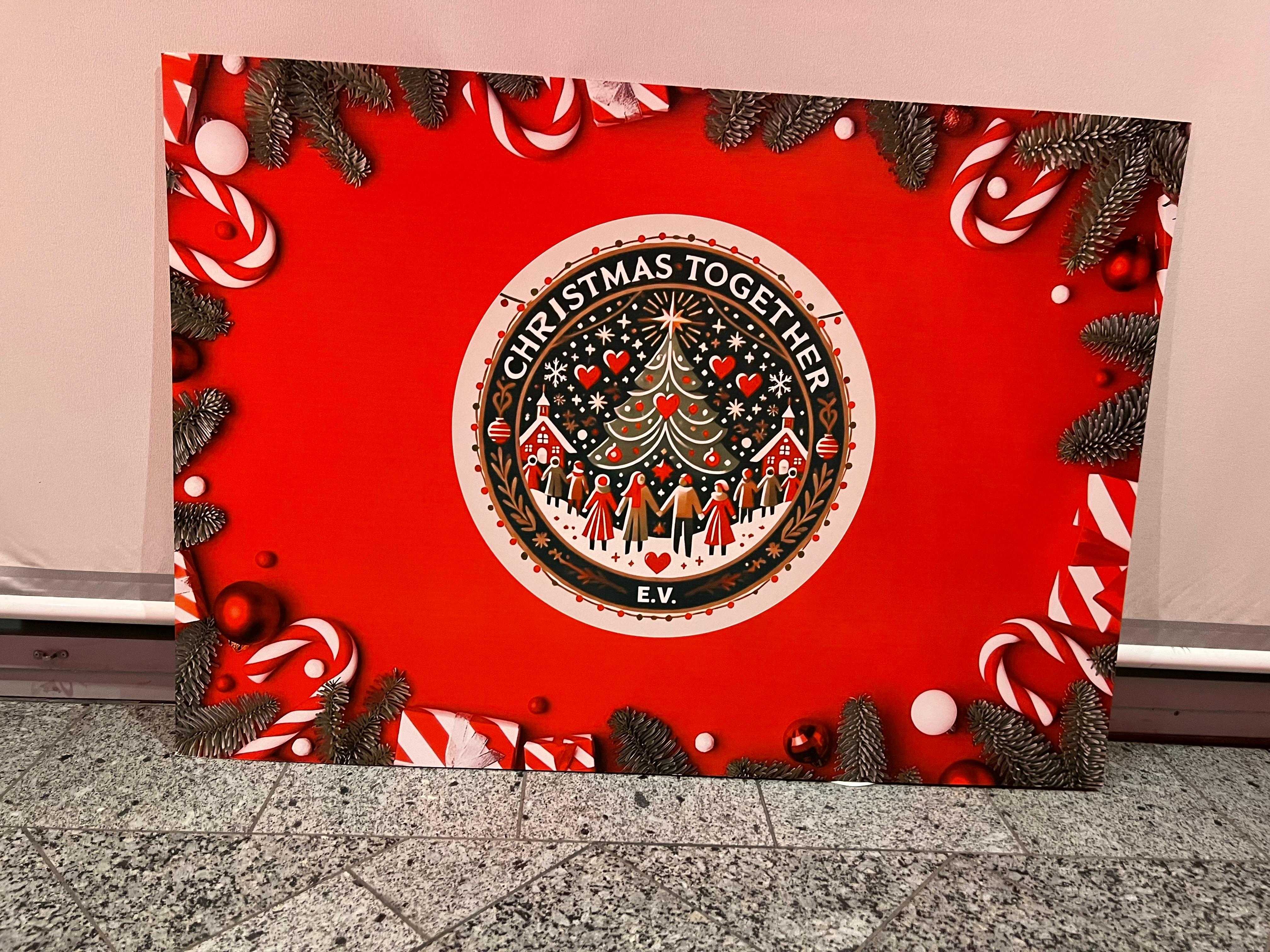 Rote Willkommenstafel mit dem Logo des Christmas Together e.V., umrahmt von Zuckerstangen und Tannenzweigen